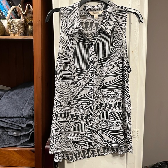 EUC Decree sleeveless button down size XL semi sheer - Picture 1 of 5